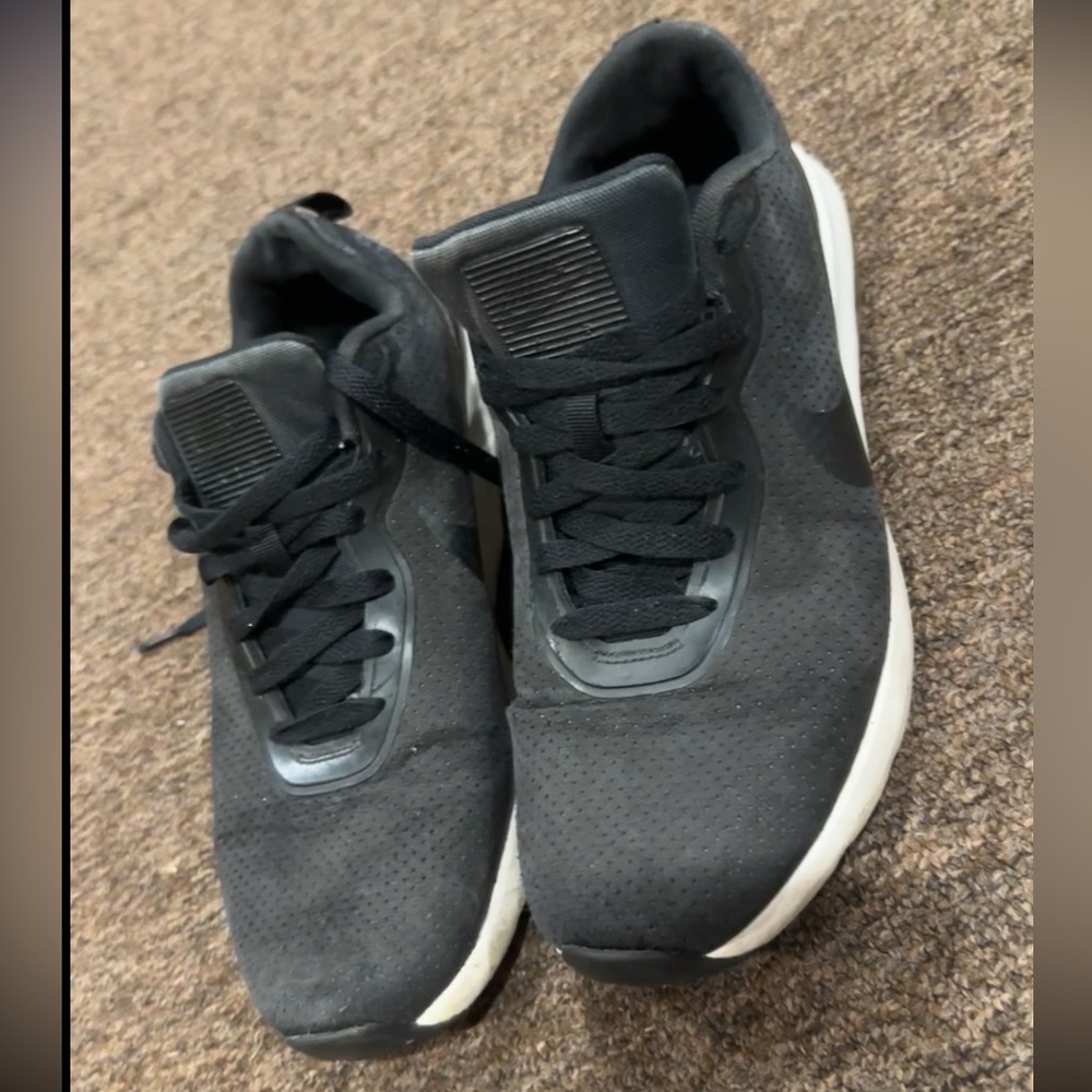 Black Minimalist Sneakers Mesh Upper and White Sole Eonens 9 shoes